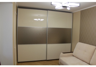 Шкаф-купе в спальню с подвесной системой и разделённым стеклом 2