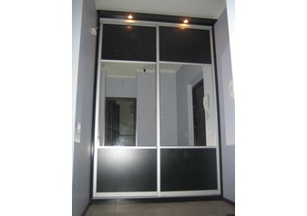 Встроенный шкаф между стен в прихожую с комбинированными зеркальными дверьми