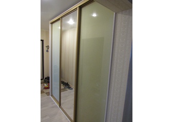 Встроенный 3-х дверный шкаф в прихожую с зеркалом и стеклом оракал