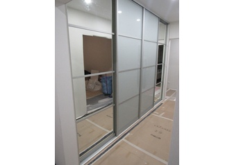Встроенный шкаф купе с зеркалом и матовым стеклом