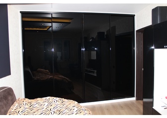 Встроенный черный шкаф купе в спальню, с цветным стеклом