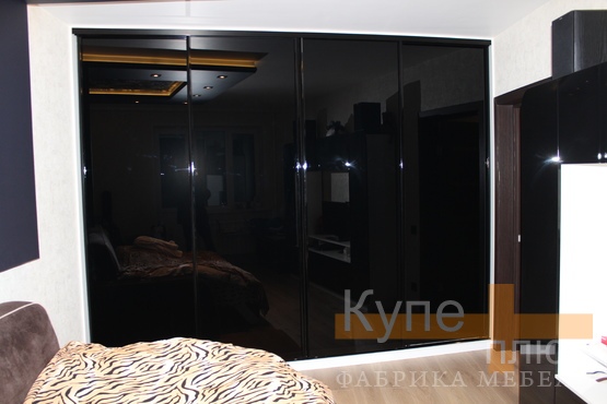 Встроенный черный шкаф купе в спальню, с цветным стеклом