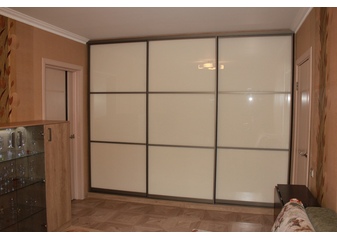 Встроенный 3-х дверный шкаф купе, с цветным стеклом лакобель