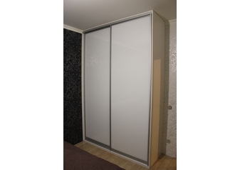 Шкаф-купе в спальню встроенный белый, с цветным стеклом лакобель