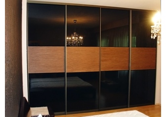 Встроенный шкаф в спальню, с цветным стеклом и шпонированными вставками