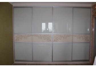 Четырёхдверный встроенный шкаф купе между стен, с рисунками на стекле