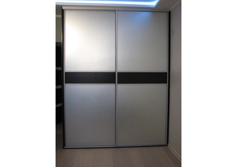 Встроенный 2-х дверный шкаф с матовым зеркалом ламинированными вставками